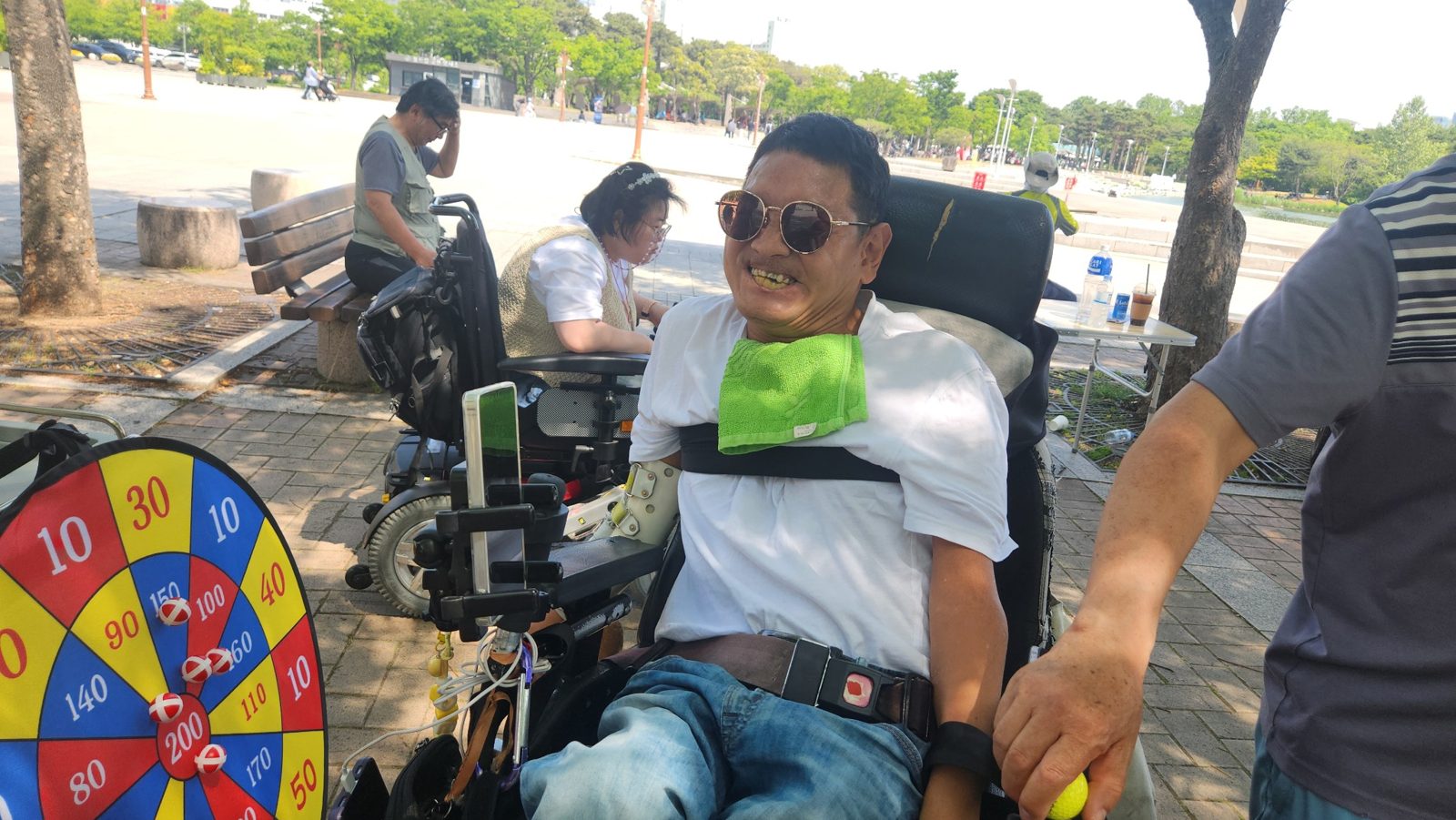 담임목사와 교우들